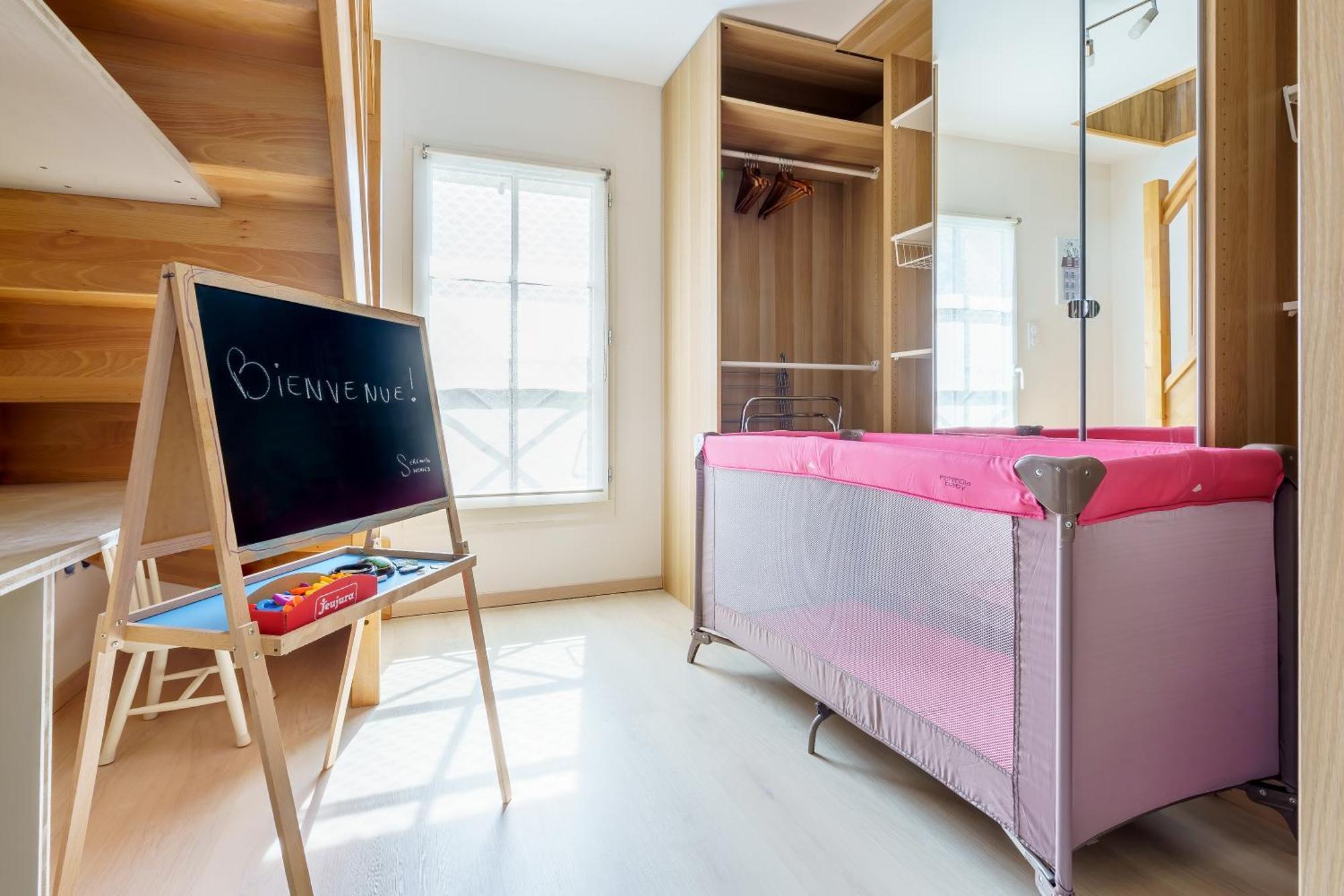 Le Pavillon Emeraude - Jardin - Parking Prive Prive - Proche Chantilly & Parc Asterix - Kids Friendly Jeux Babyfoot Tram-poline - Rer D Direct Paris Apartment *
